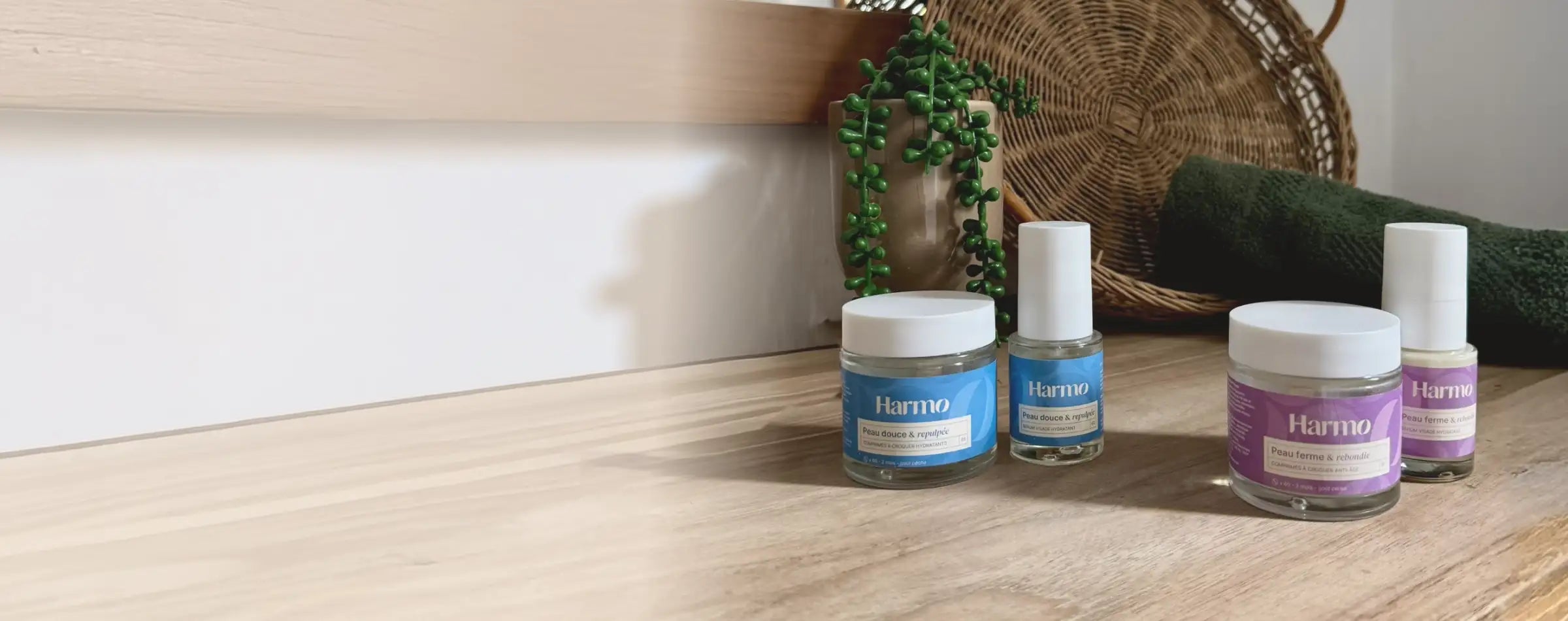 Dans une salle de bain, les duos In&out Harmo skincare & nutrition. 