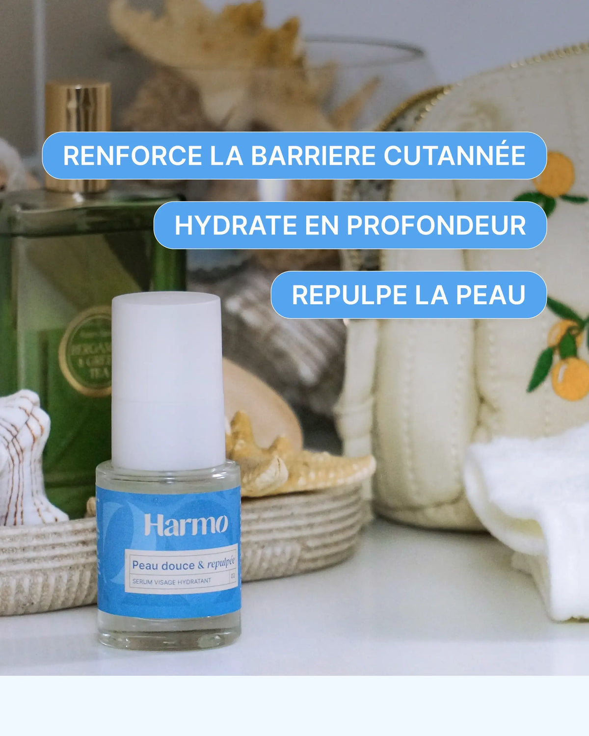 Sérum Hydratant Harmo Peau douce et repulpée dans une salle de bain avec les bénéfices : renforce la barrière cutanée, hydrate en profondeur, repulpe la peau