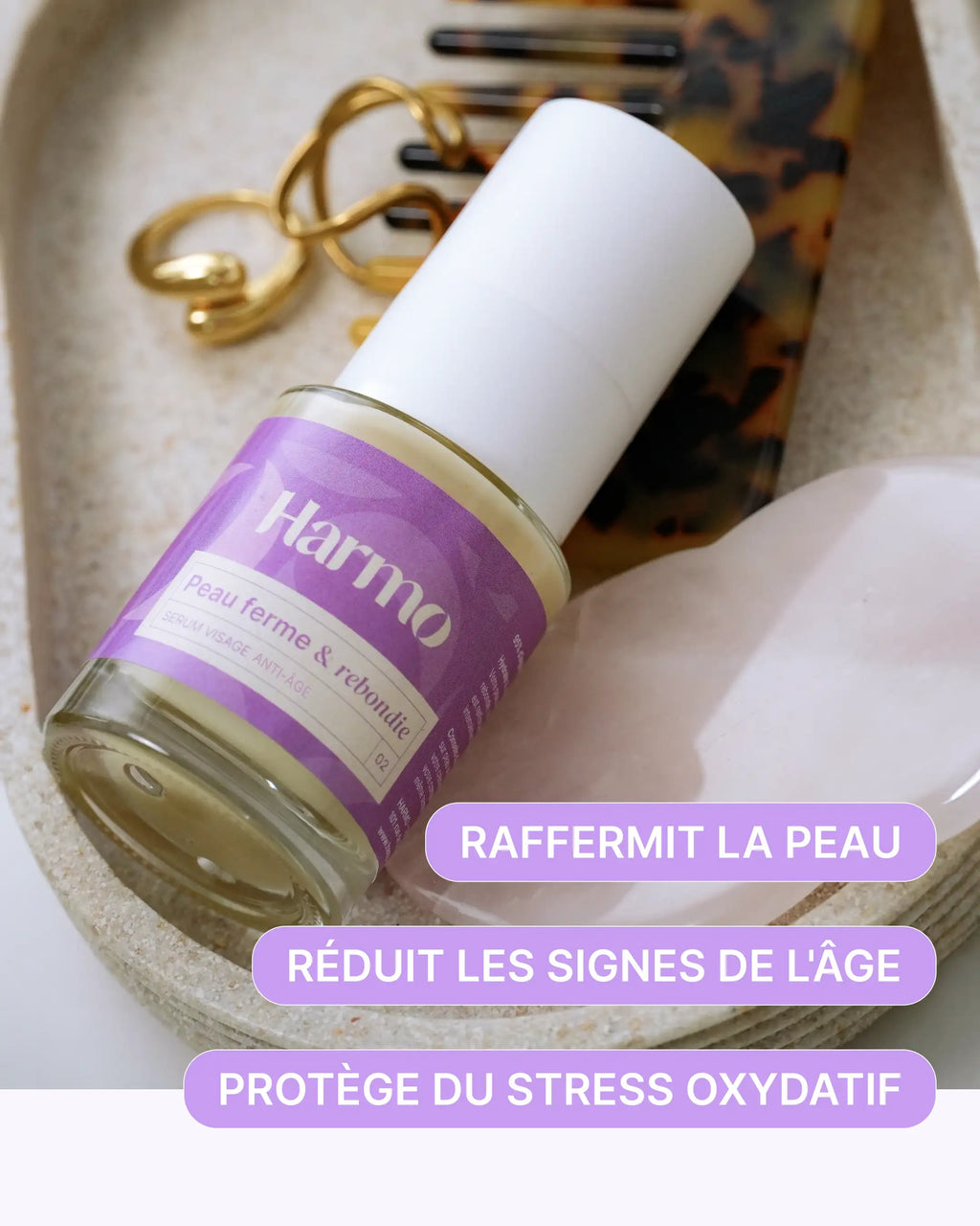 Sérum Anti-âge Harmo Peau ferme et rebondie sur un plateau avec les bénéfices : raffermit, réduit les signes de l’âge, protège du stress oxydatif