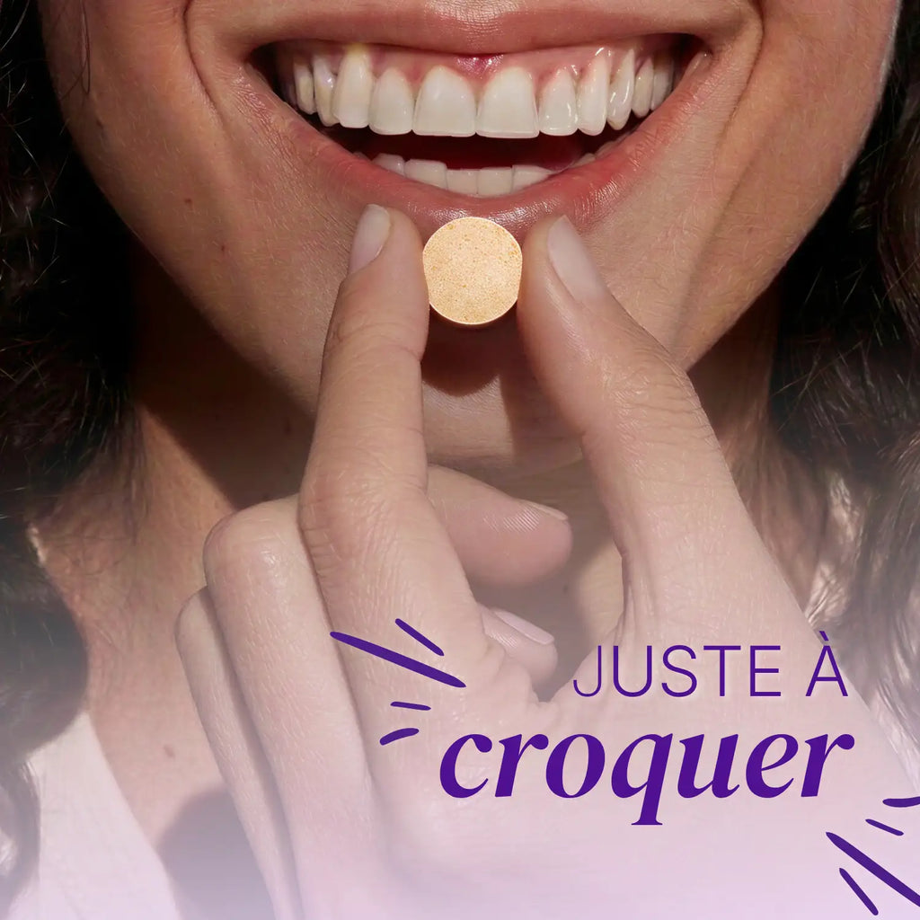 Comprimé à croquer Harmo tenu près de la bouche, alternative pratique au collagène